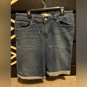 Women’s Levi Shorts above knee